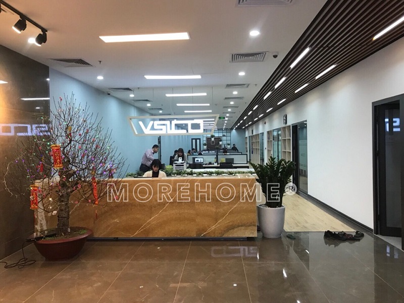 Thiết kế sảnh lễ tân văn phòng ấn tượng sử dụng đá nhân tạo cao cấp ốp bàn giúp không gian thêm phần sang trọng